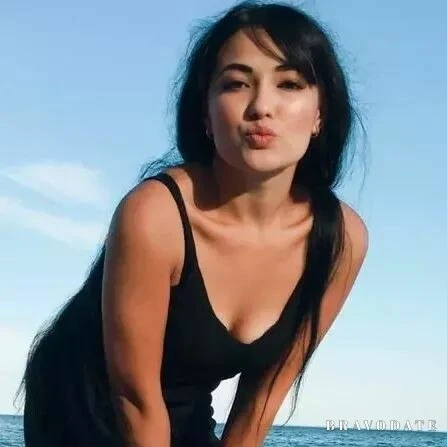 Elena Profile image 3